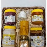 Coș Cadou (Miere cremă cacao și caramel,aronia,lumânare cerb,polen,miere salcam,rapiță, linguriță, săpun cadou)