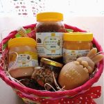 Coș Cadou (Miere cremă caramel,miere cremă curcuma, miere rapiță,miere cu semințe, lumânare iepure, lingură lemn)