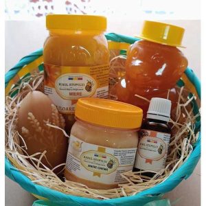 Coș Cadou (Miere polifloră urs,miere floarea soarelui,miere cremă,propolis, lumânare ou Paște)
