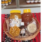 Coș Cadou (Mix imunitate,miere ursuleț, lumânare fagure, săpun polen,propolis, linguriță lemn)