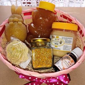 Coșul cadou (Urs cu miere polifloră, lumânare iepure,miere cremă cocos,polen poliflor, tinctură de propolis, sapun cu polen)