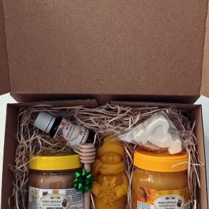 Cutia CADOU ( Lumânare naturală, miere floarea soarelui, miere cremă cu scorțișoară, propolis, săpun)