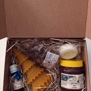 Cutia CADOU (Miere cremă cu aronia, bomboane cu propolis și ghimbir, tinctură propolis, lumânare naturală, săpun vegetal)