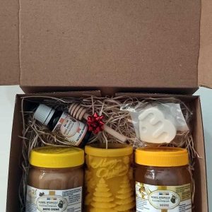 Cutia CADOU ( Miere de salcâm, miere cremă scorțișoară, lumânare naturală, propolis, săpun inimă vegetal)