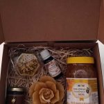 Cutia CADOU ( Miere floarea soarelui, propolis, lumânare naturală floare, miere cremă aronia, săpun fagure cu polen)