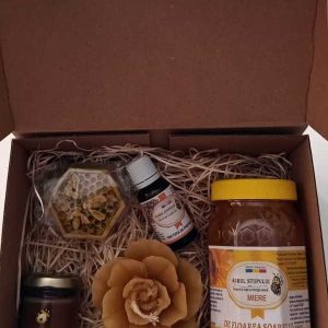 Cutia CADOU ( Miere floarea soarelui, propolis, lumânare naturală floare, miere cremă aronia, săpun fagure cu polen)