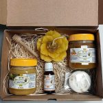 Cutie CADOU (miere cremă cu fistic,miere cremă cu cătina, propolis, săpun cu mentă, lumânare naturală)