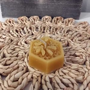 Lumânare formă fagure cu albine 90gr